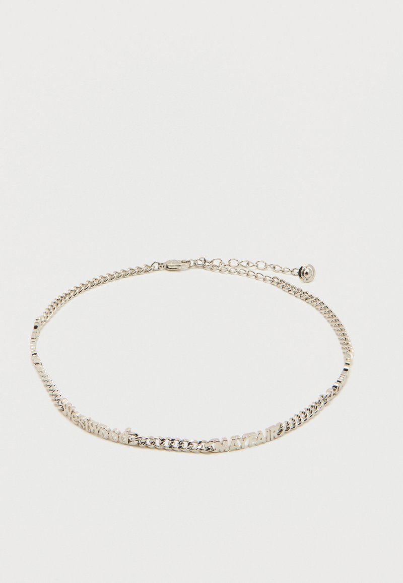 Ασημένιο βραχιόλι αλυσίδα με ρυθμιζόμενο κούμπωμα και γούρια με γράμματα που σχηματίζουν τις λέξεις "westwood" και "MAYFAIR" σε λευκό φόντο.