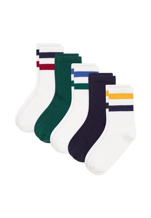 Zes paar geribbelde enkelsokken in wit, groen en marineblauw, elk met twee gekleurde strepen vlak bij de bovenkant in verschillende combinaties.