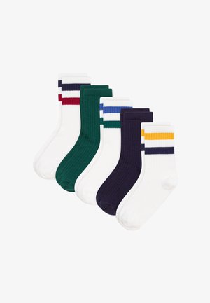 Zes paar geribbelde enkelsokken in wit, groen en marineblauw, elk met twee gekleurde strepen vlak bij de bovenkant in verschillende combinaties.