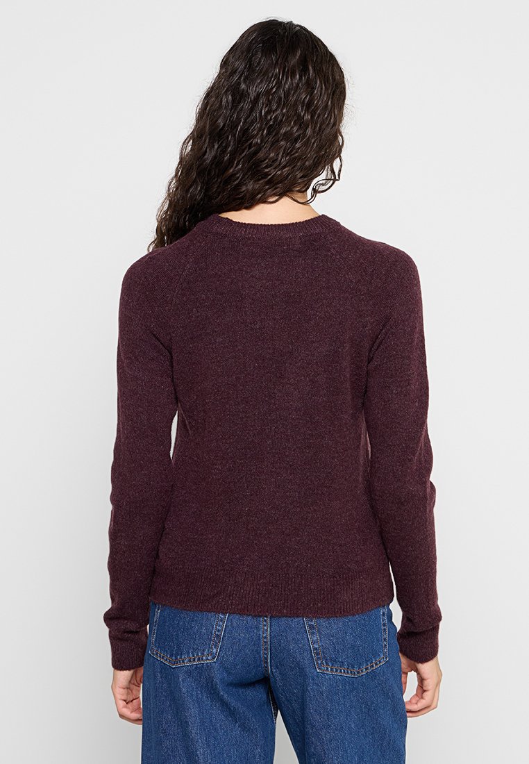 Burgunderfarbener Strickpullover mit langen Ärmeln und rundem Ausschnitt. Weicher Stoff, gerippte Bündchen und Saum sowie nahtloses Rückendesign.