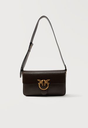 Borsa a tracolla in pelle marrone scuro con tracolla regolabile e chiusura in metallo dorato decorata con due uccelli che si fronteggiano su un anello.