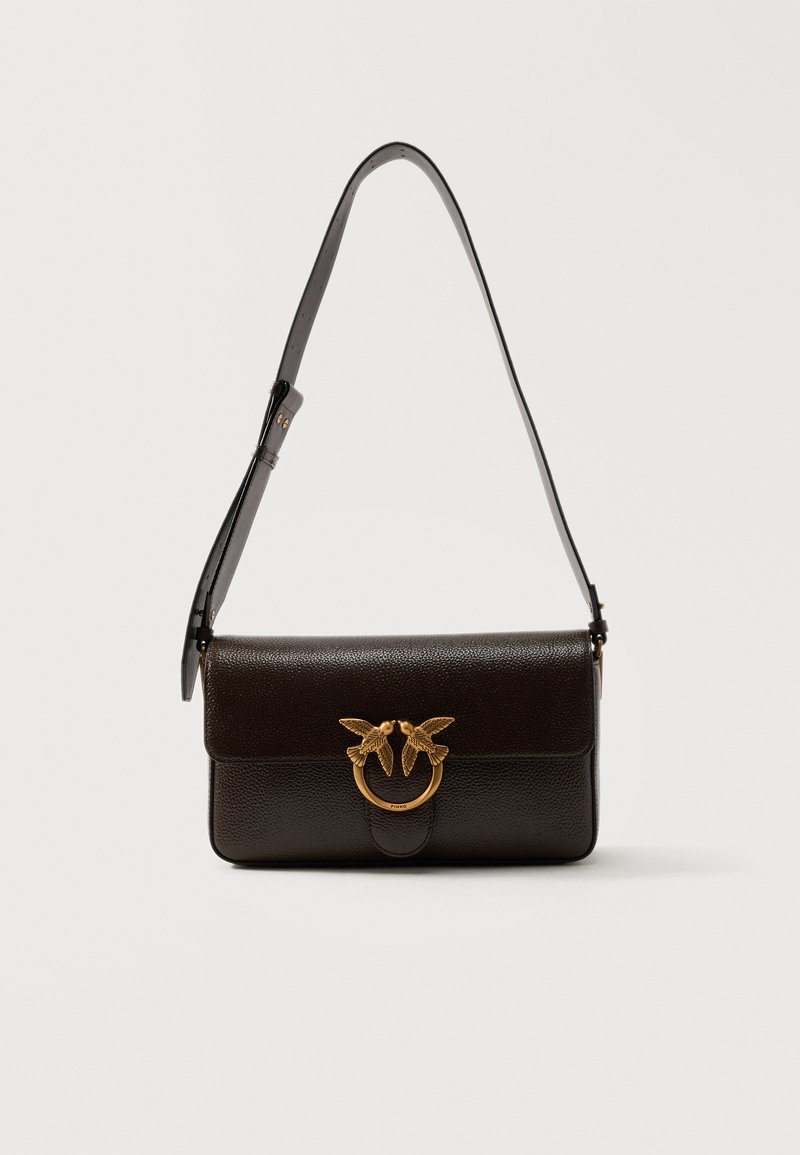 Σκούρο καφέ δερμάτινη τσάντα ώμου με ρυθμιζόμενο λουράκι και χρυσό κούμπωμα με δύο πουλιά που κοιτούν το ένα το άλλο σε ένα δαχτυλίδι.