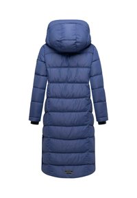 Marineblauwe, lange pufferjas met een capuchon, voorzien van doorgestikte secties en een logo-label nabij de zoom. Elastische manchetten voor extra warmte.