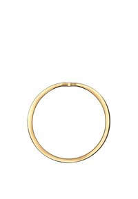Gouden cirkelvormige armband met een gladde, matte textuur en een dunne profiel. Minimalistisch ontwerp met een open opening voor gemakkelijk dragen.