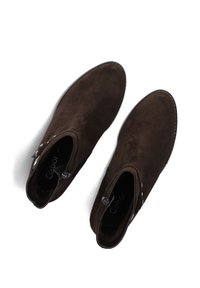 Bottines en suède marron avec une texture lisse, des fermetures éclair latérales et des coutures le long de la semelle. Design à bout arrondi.