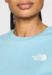 The North Face SIMPLE DOME CROPPED SLIM TEE - T-shirt imprimé - blue eclipse