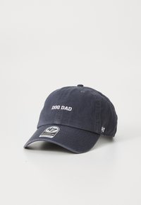Marineblauwe katoenen honkbalpet met "DOG DAD" geborduurd in het wit, gebogen rand, verstelbare band, met logo aan de zijkant.