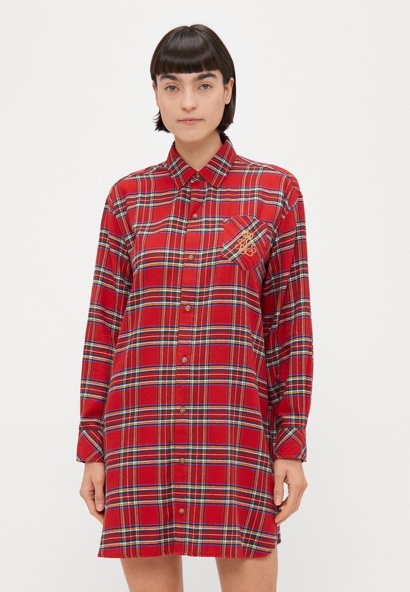 Abito camicia a quadri rossi in tessuto leggero, caratterizzato da una chiusura con bottoni sul davanti, maniche lunghe e una tasca sul petto con dettagli ricamati a contrasto.