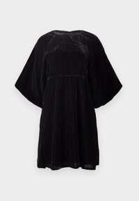 Rochie din catifea neagră, cu croi lejer, mâneci scurte evazate, decolteu rotund și cusătură strânsă la talie, textură fină.