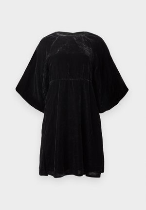 Schwarzes Samtkleid mit lockerer Passform, kurzen, schwingenden Ärmeln, rundem Ausschnitt und gerafftem Naht an der Taille, glatte Textur.