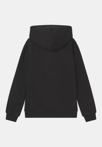 Sudadera negra, hecha de un tejido suave, con un bolsillo tipo canguro, puños de canalé y una capucha grande y redondeada. Textura lisa con un detalle mínimo.