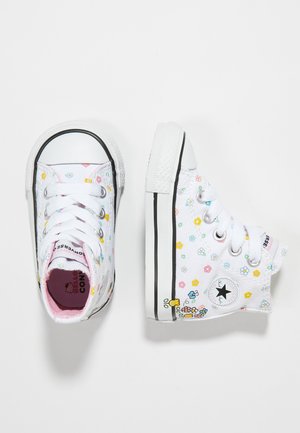 Baskets hautes blanches avec de petits motifs floraux colorés, logo étoile noir sur le côté, lacets blancs et semelles épaisses en caoutchouc.