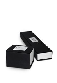 Boîtes noires avec des intérieurs blancs, l'une rectangulaire et l'autre carrée, affichant un logo argenté "REGENT" sur un panneau blanc.