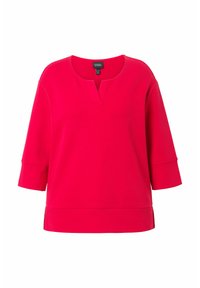 Top in cotone rosso misto con maniche a tre quarti, scollatura ampia e un piccolo taglio a V sul davanti. Tessuto morbido con vestibilità rilassata.