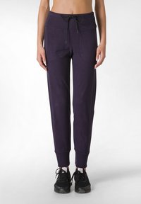 Paarse joggingbroek met een trekkoord in de taille, ribbelmanchetten en zijzakken. Gemaakt van een zachte stof, ontworpen voor comfort en casual gebruik.