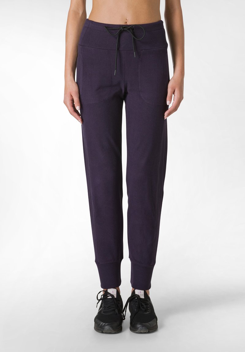 Paarse joggingbroek met een trekkoord in de taille, ribbelmanchetten en zijzakken. Gemaakt van een zachte stof, ontworpen voor comfort en casual gebruik.