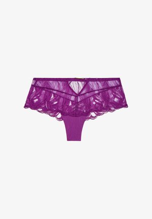 Sous-vêtement féminin style bikini en dentelle violette avec broderie florale et panneaux en maille transparente, présenté à plat sur fond blanc.