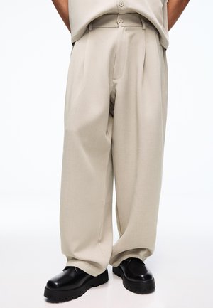 - Spodnie materiałowe