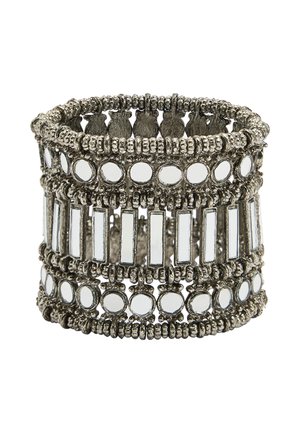 Bransoletka w srebrnym odcieniu z wieloma rzędami lustrzanych akcentów w kształcie okrągłym i prostokątnym, z fakturowanym metalowym wykończeniem oraz otwartą konstrukcją.