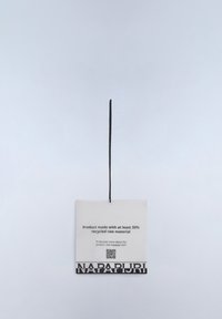 Kledingetiket hangend aan een zwart koord waarop staat dat het product is gemaakt met minstens 30% gerecycleerd grondstofmateriaal en de merknaam Napapijri.