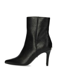 Stivaletto nero realizzato in pelle testurizzata, con punta affusolata e tacco a stiletto alto. Linee pulite e un leggero accento alla base del tacco.