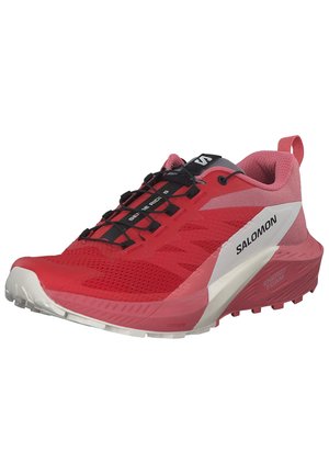 Roter und rosa Salomon Trailrunning-Schuh mit schwarzen Schnürsenkeln, weißer Sohle und strukturiertem Profil, von vorne links betrachtet.