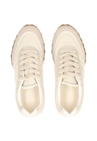 Ein Paar beiger Schnürsneaker mit Wildleder- und Kunststoffpaneelen, von oben auf einem weißen Hintergrund betrachtet.