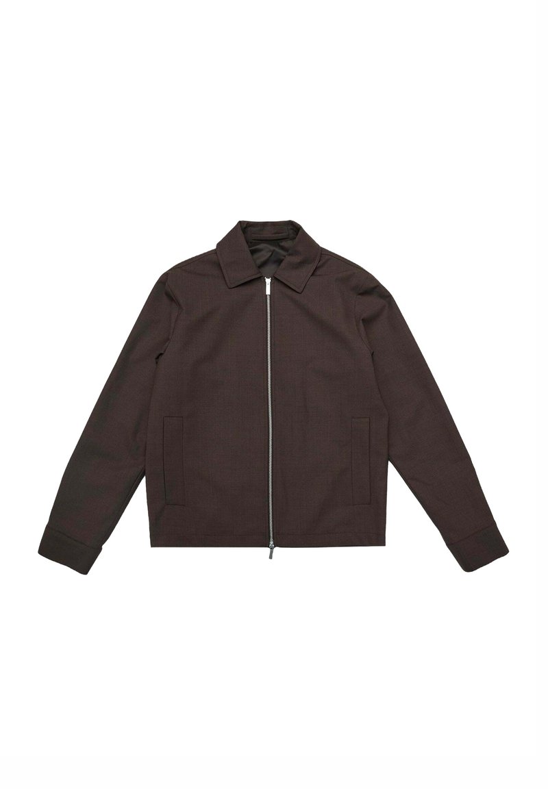 Giacca marrone con zip frontale, collo a camicia, maniche lunghe e due tasche laterali. Il materiale presenta una texture sottile e un design leggermente strutturato.