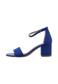 Sandalia azul de ante con tira en el tobillo, banda frontal ancha, punta cuadrada y tacón ancho. Presenta un cierre de hebilla en la tira del tobillo.
