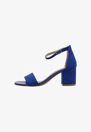 Sandale à talon chunky en suede bleu avec une large bande avant, un bout carré et une bride de cheville. Elle dispose d'une fermeture à boucle sur la bride de cheville.