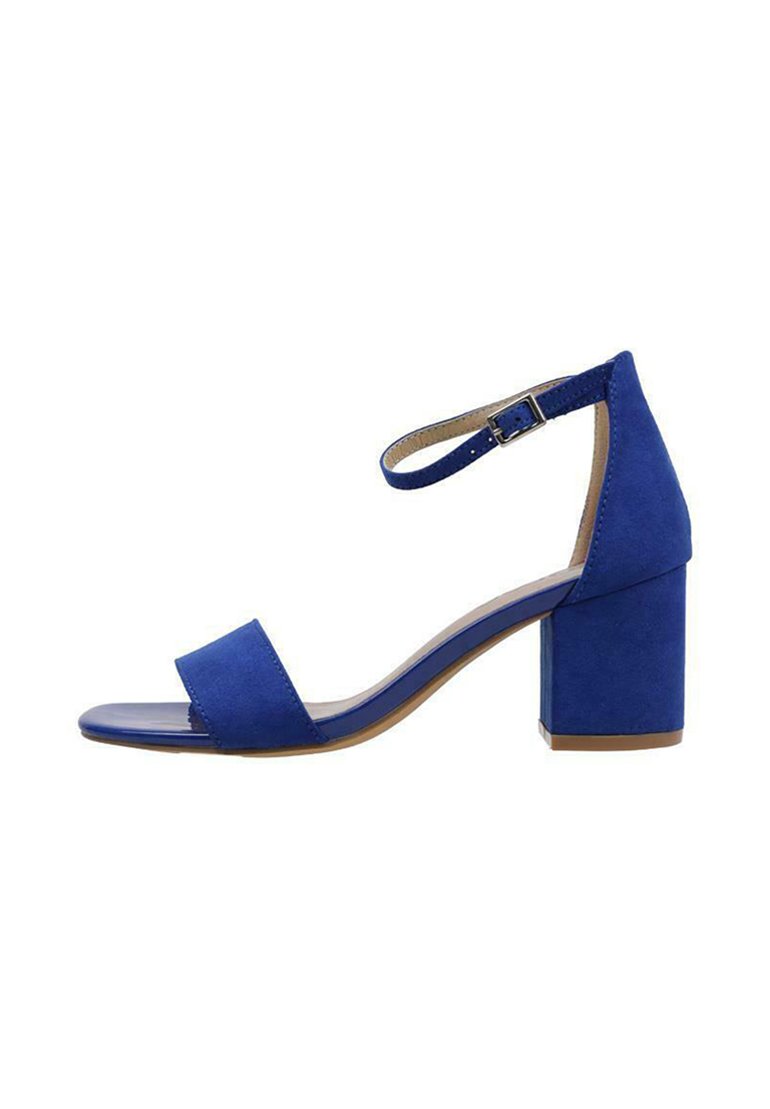Sandalia azul de ante con tira en el tobillo, banda frontal ancha, punta cuadrada y tacón ancho. Presenta un cierre de hebilla en la tira del tobillo.