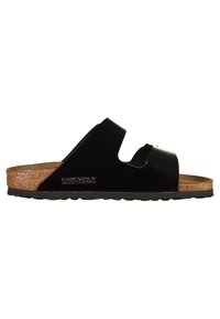 Svart slidesandal med glänsande syntetiskt överdel, korkfotbädd och texturerad gummisål. Har öppen tå och sidokuttar för ventilation.