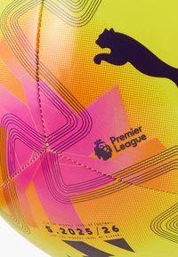 Geel en roze voetbal met geometrische patronen, voorzien van een zwart logo en stikseldetails, ontworpen voor gebruik in de Premier League.