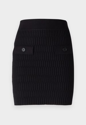 Gonna nera a maglia con motivo testurizzato, dotata di due tasche con pattina e bottoni e una vita aderente. Lunghezza fino a metà coscia.