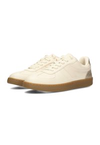 Zapatillas de cuero color crema con un acabado texturizado, suela de goma y detalles de costura sutiles. Accento claro en el talón.