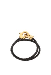 Pulsera trenzada de cuero negro con cierre de langosta dorado brillante, que muestra una textura suave y un diseño elegante.