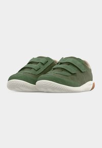 Πράσινα παπούτσια από σουέντ με ιμάντες βέλκρο, λευκές λαστιχένιες σόλες και λεία υφή. Στρογγυλεμένο σχήμα στα δάχτυλα και σχεδιασμός χαμηλού προφίλ.