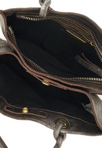 Borsa a mano in pelle marrone con finitura metallica, dotata di diverse tasche con zip e di un morbido interno in tessuto nero.