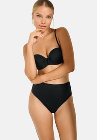 Bikini noir comprenant un haut bandeau avec un détail torsadé à l'avant et des bretelles ajustables, associé à un bas taille haute. Texture lisse.