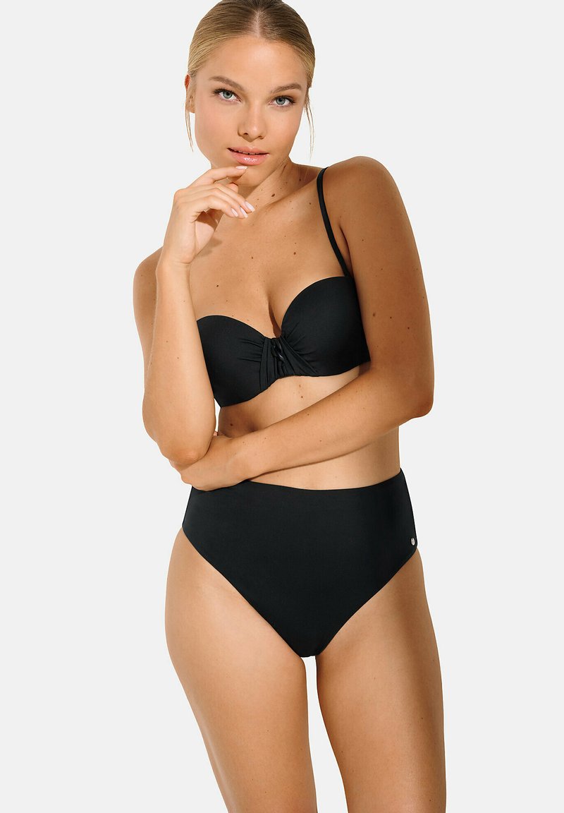 Bikini noir comprenant un haut bandeau avec un détail torsadé à l'avant et des bretelles ajustables, associé à un bas taille haute. Texture lisse.