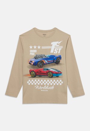 Chemise beige à manches longues avec des voitures de course bleues et rouges, des graphismes de drapeau à damier et les textes « Grand Prix » et « 1st ».