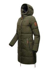 Parka din bumbac de culoare verde măslin, căptușit, cu glugă, având buzunare cu fermoar, manșete ribbate și un patch cu logo pe mânecă. Textură de țesătură netedă.