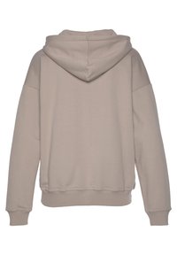 Hooded dukserica u bež boji, napravljena od mekog materijala. Ima opušteni kroj, rebraste manžete i čist, minimalistički dizajn bez prednjih detalja.