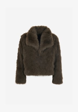 Chaqueta de pelaje sintético marrón con un diseño corto y cropped, que presenta un amplio cuello y mangas largas, texturizada con un material suave y esponjoso.