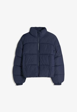 Marineblaue Steppjacke mit hohem Kragen, durchgehendem Reißverschluss und elastischen Bündchen; ausgestattet mit horizontal gesteppten Abschnitten und zwei Seitentaschen.