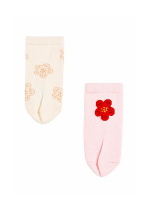 Due calzini per bambino, uno crema con fiori arancioni chiari, uno rosa con un singolo fiore rosso davanti.