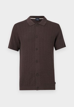 Polo marrone a maniche corte in maglia con motivo a zigzag strutturato e davanti con bottoni su sfondo bianco semplice.