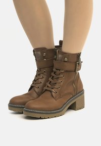 mtng Botines con cordones - marron