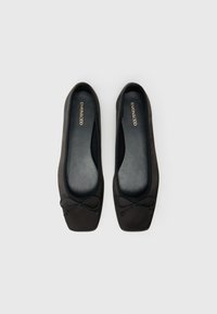 Μαύρα μπαλαρίνα παπούτσια με λείο υφασμάτινο φινίρισμα, τετράγωνη μύτη και μικρή φιόγκο στο μπροστινό μέρος. Το εσωτερικό διαθέτει μαξιλαρωτό πέλμα.