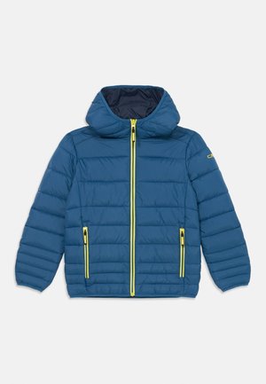 Blauer Puffy-Jacke mit Kapuze, ausgestattet mit kontrastierenden gelben Reißverschlüssen, horizontaler Stepp-Textur und zwei vorderen Reißverschlusstaschen.